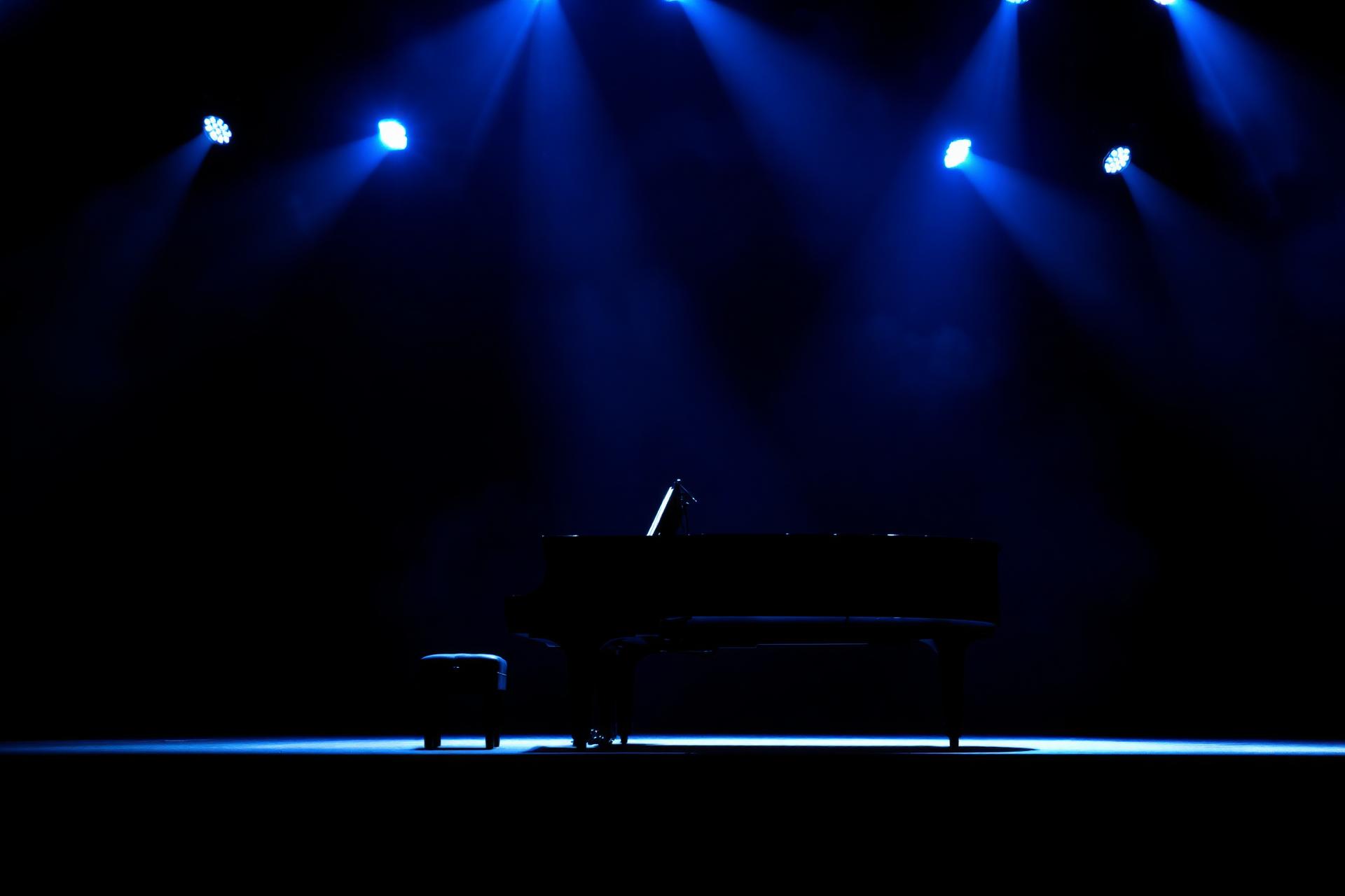 Konzertflügel im blauen Bühnenlicht